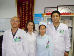 Доктор Ли Вэй и доктор Ван Цинсо с медсестрой детского отделения
