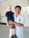 Профессор Гао Фэн с маленьким пациентом Пашей