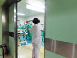 операционные сестры согласно порядкому номеру увозят пациентов в операционные (скрытая сьемка)